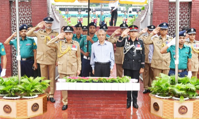 রাজারবাগ পুলিশ স্মৃতিসৌধে স্বরাষ্ট্র উপদেষ্টা-আইজিপির শ্রদ্ধা